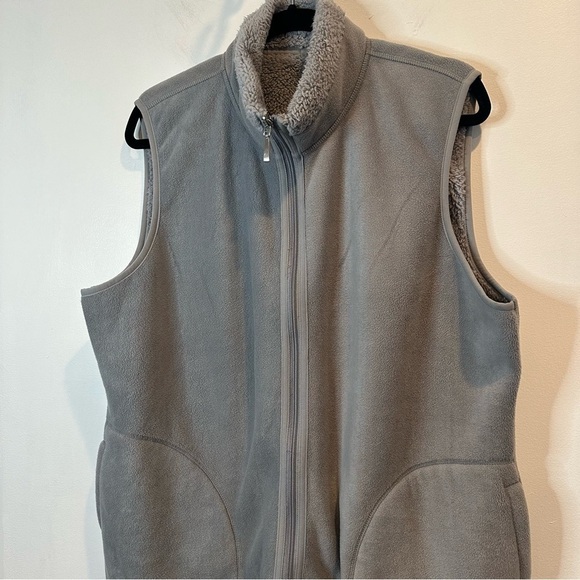 GRAY REVERSABLE VEST FAUX FUR COLLAR & HEMLINE/ FAUX FUR ON REVERSE SIDE SIZE XL - Picture 10 of 10